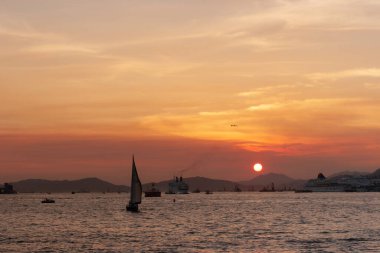 Taşkesiciler Adası manzarası, turuncu gün batımı ve arka planda mavi gökyüzü. 22 Haziran 2007