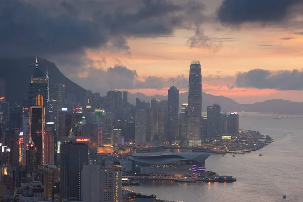 24 Haziran 2007 Hong Kong manzarası, Red Incense Burner Summitak 'tan manzara