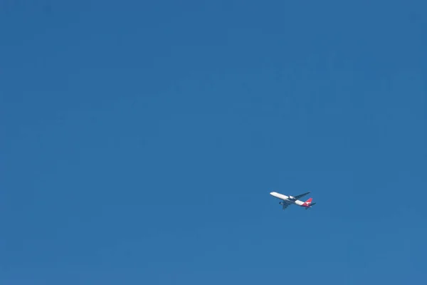 Klein Vliegtuigje Lucht Een Vliegtuig Dat Boven Ons Vliegt Juli — Stockfoto