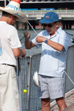  Yaşlı adam 1 Eylül 2007 'de kıyıda dururken balık bırakıyor.