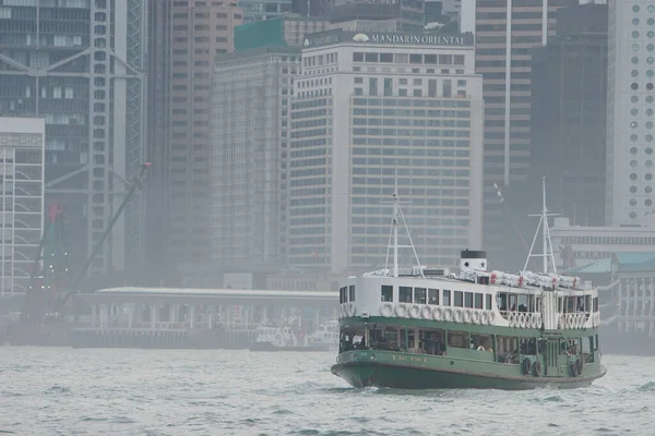 Atravessando Victoria Harbor Contra Fundo Paisagem Urbana Hong Kong Setembro — Fotografia de Stock