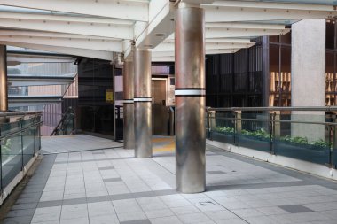 6 Eylül 2020 'de kapatılan yaya köprüsünden geçen yolcuların görüntüsü 