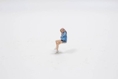 Güzel duygusal ve hareketli esmer kız poz veriyor. 