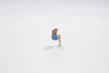 Güzel duygusal ve hareketli esmer kız poz veriyor. 