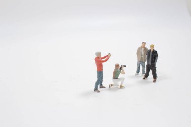 Fotoğrafçılar tahtada çekim yapıyorlar.