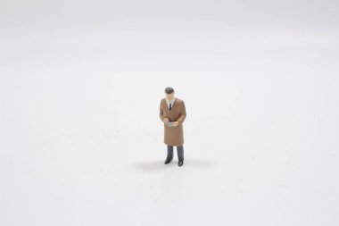 Erkek figürü tahtada duruyor.