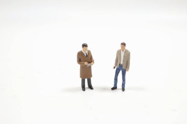 İki adam tahtada duruyor.