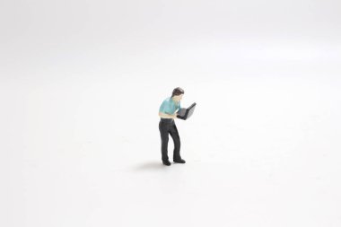 Dizüstü bilgisayar kullanan küçük bir adam.