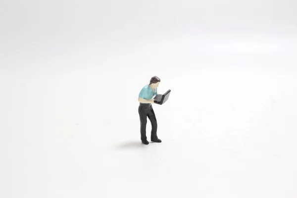 Dizüstü bilgisayar kullanan küçük bir adam.