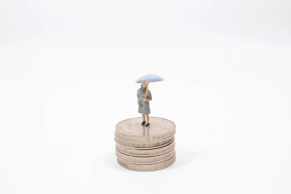 Empilement Pièces Peuple Miniature Avec Parapluie — Photo