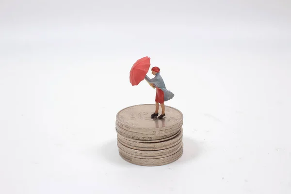 Stack Monete Popolo Miniatura Con Ombrello — Foto Stock