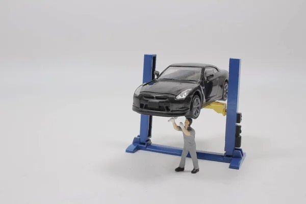 Mini Figura Mecânico Reparando Carro Empoeirado — Fotografia de Stock