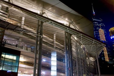 Geceleyin Wan Chai bölgesinden Hong Kong Viktorya Limanı. 30 Kasım 2007 