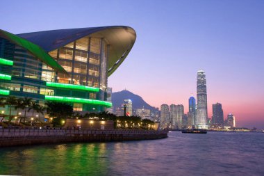 Geceleyin Wan Chai bölgesinden Hong Kong Viktorya Limanı. 30 Kasım 2007 