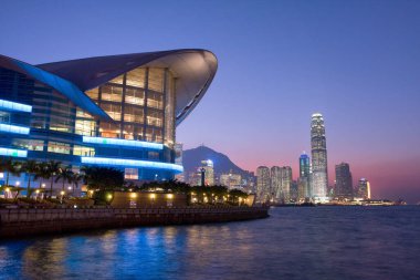 Geceleyin Wan Chai bölgesinden Hong Kong Viktorya Limanı. 30 Kasım 2007 