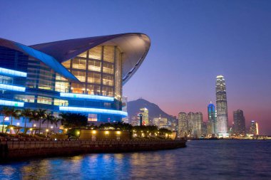 Geceleyin Wan Chai bölgesinden Hong Kong Viktorya Limanı. 30 Kasım 2007 