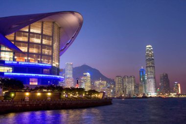 Geceleyin Wan Chai bölgesinden Hong Kong Viktorya Limanı. 30 Kasım 2007 