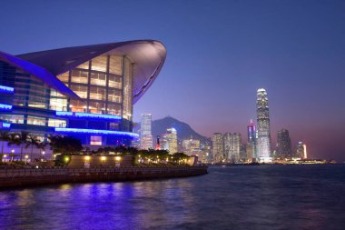 Geceleyin Wan Chai bölgesinden Hong Kong Viktorya Limanı. 30 Kasım 2007 