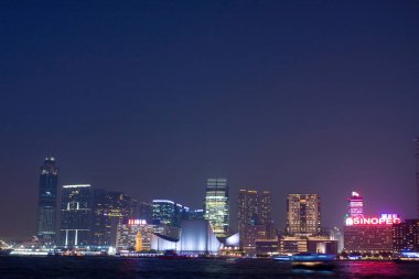 Geceleyin Wan Chai bölgesinden Hong Kong Viktorya Limanı. 30 Kasım 2007 