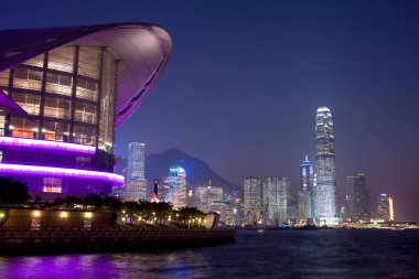 Geceleyin Wan Chai bölgesinden Hong Kong Viktorya Limanı. 30 Kasım 2007 