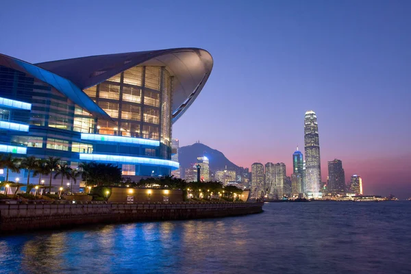 Geceleyin Wan Chai bölgesinden Hong Kong Viktorya Limanı. 30 Kasım 2007 