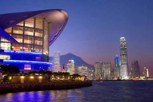 Geceleyin Wan Chai bölgesinden Hong Kong Viktorya Limanı. 30 Kasım 2007 