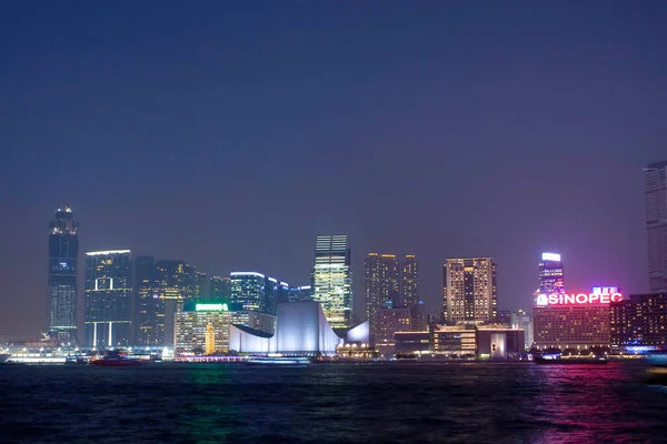 Geceleyin Wan Chai bölgesinden Hong Kong Viktorya Limanı. 30 Kasım 2007 