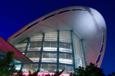 Geceleyin Wan Chai bölgesinden Hong Kong Viktorya Limanı. 30 Kasım 2007 