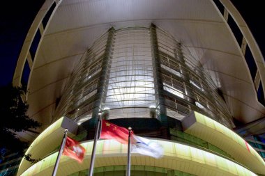 Geceleyin Wan Chai bölgesinden Hong Kong Viktorya Limanı. 30 Kasım 2007 