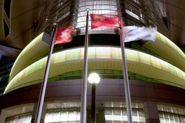 Geceleyin Wan Chai bölgesinden Hong Kong Viktorya Limanı. 30 Kasım 2007 