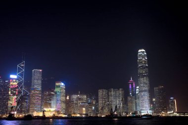 Geceleyin Wan Chai bölgesinden Hong Kong Viktorya Limanı. 30 Kasım 2007 