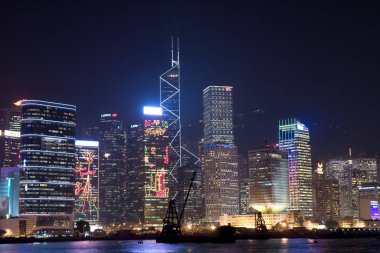 Geceleyin Wan Chai bölgesinden Hong Kong Viktorya Limanı. 30 Kasım 2007 