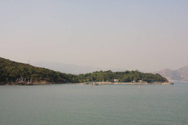 Sunny Bay Plajı 'ndaki doğa manzarası, Hong Kong 2 Aralık 2007