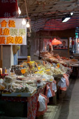 Hong Kong 'daki Lau Fau Shan balıkçı köyünde market tezgahları. 3 NOV 2007 