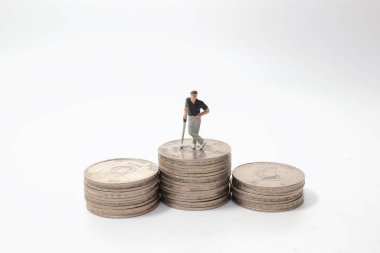 Bozuk paralar ve minyatür golfçüler. Golf bahis konsepti.