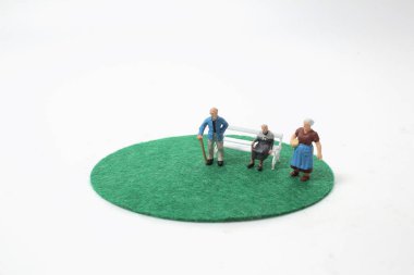 Yaşlı insanlar sandalyeye otururlar.