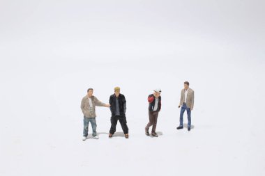 Sosyal ağlı minyatür insanları kapat