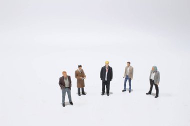 Sosyal ağlı minyatür insanları kapat