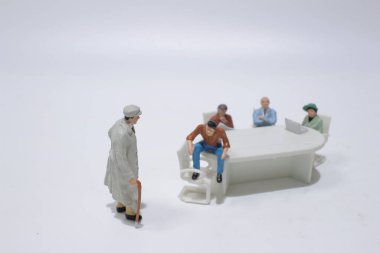 Toplantı masasında pazarlık yapan iş adamlarının sayısı