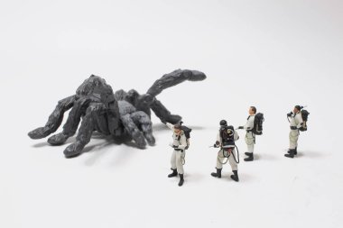 Canavarın karşısında figürlerden oluşan bir takım.