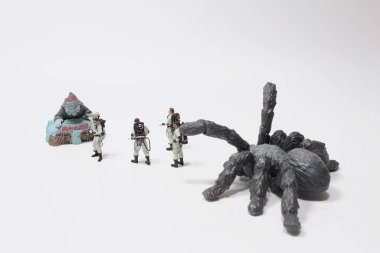 Canavarın karşısında figürlerden oluşan bir takım.