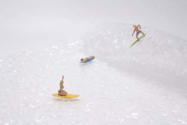 Genç sörfçüler denizde yaşar, dalgalar ona binmeden önce. 