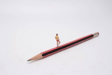 Kalemle koşan insanların eğlencesi..