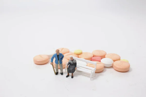 Une Personne Âgée Assise Sur Tas Pilules Blanches — Photo