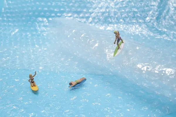 Los Jóvenes Surfistas Figuran Mar Las Olas Antes Montarlo —  Fotos de Stock