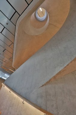 Tai Kwun 'daki sarmal merdiven, Merkez, Hong Kong 14 Eylül 2020