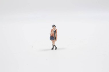 Bayan figürü tahtada duruyor.