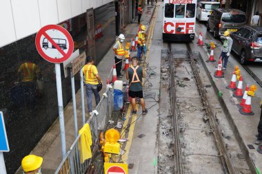 Mühendis teftiş altında ve inşaat sürecini kontrol ediyor. 18 Eylül 2020