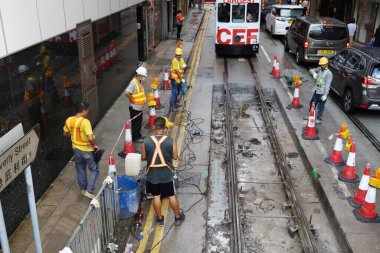 Mühendis teftiş altında ve inşaat sürecini kontrol ediyor. 18 Eylül 2020