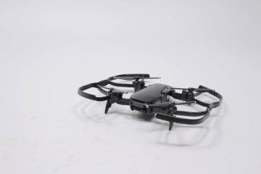 Kameralı modern bir dron beyaza izole edilmiş.